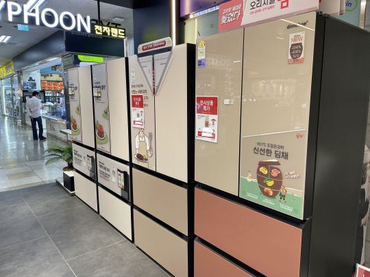 서울 용산구 전자랜드 본점에 김치냉장고 제품이 진열돼 있다. 전자랜드 제공